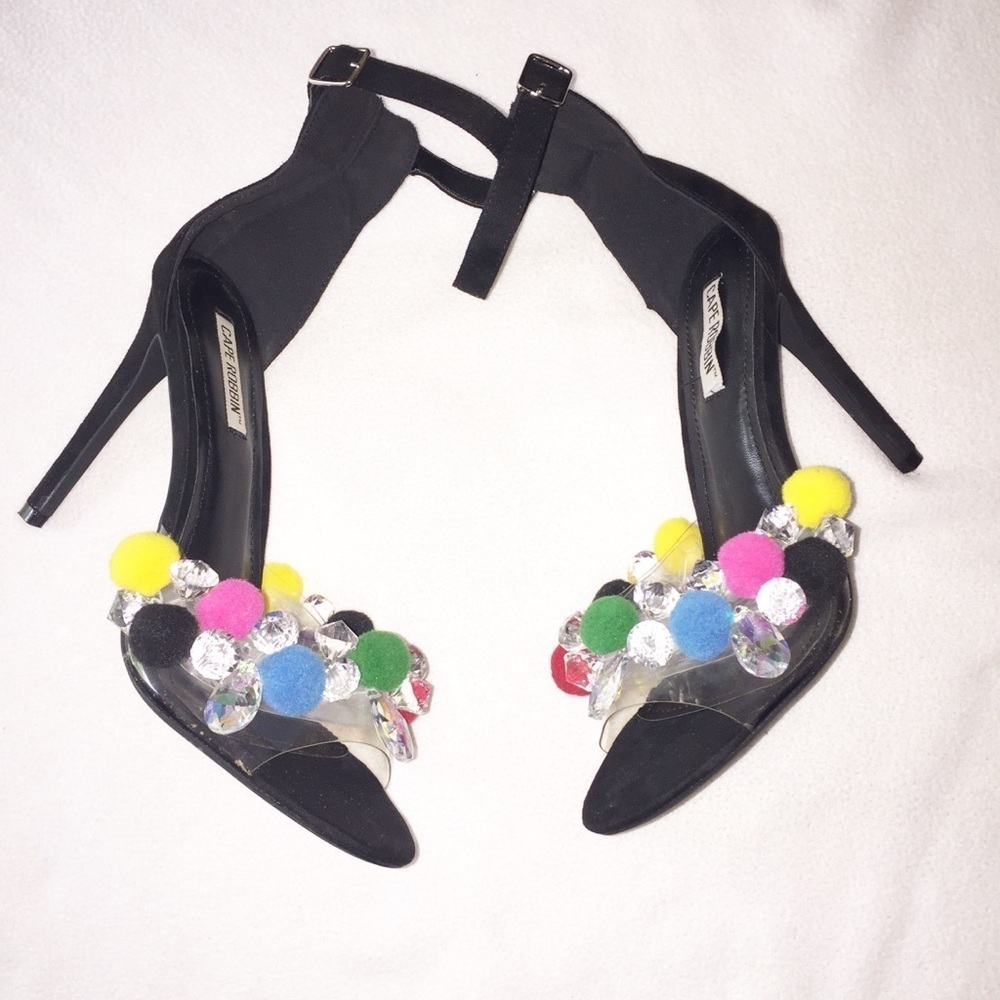 Cape Robbin “yuki-18” pom-Pom heel